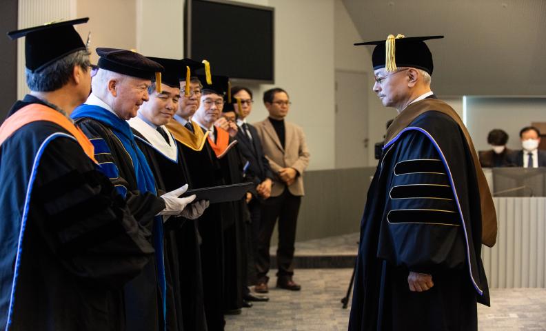 Zeremonie zur Verleihung des Doktortitels an der Woosong Universität