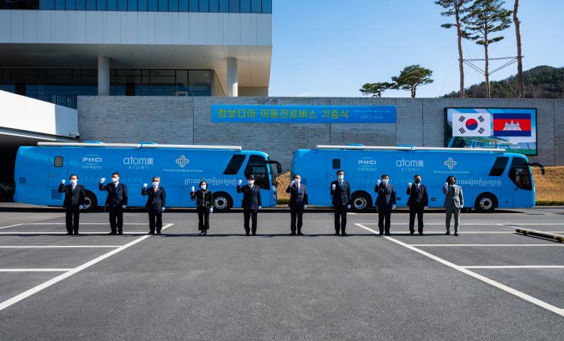 Lễ trao tặng xe buýt y tế lưu động cho Campuchia