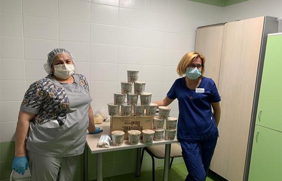 [Nga] Hỗ trợ chi phí y tế và tặng khẩu trang cho bệnh nhân nguy kịch và nhân viên y tế