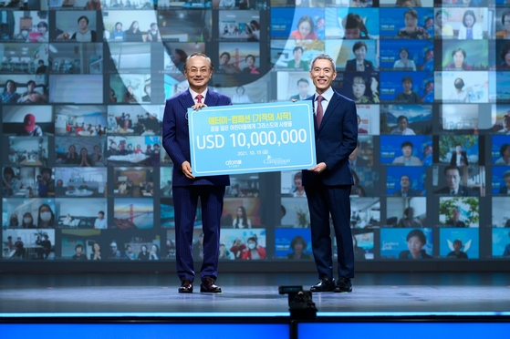 Compassion Korea байгууллагад 10 сая ам. доллар хандивласан.