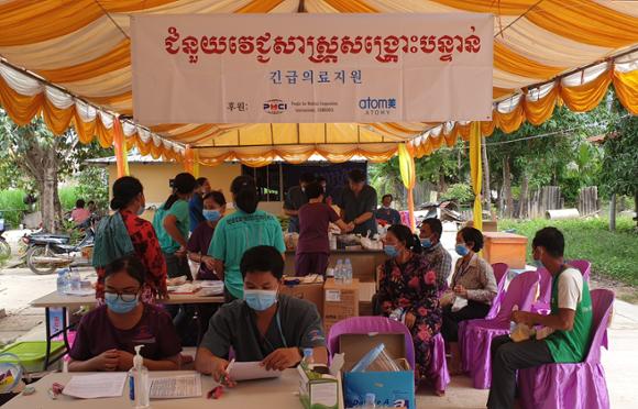 [Cambodia] Eye surgery equipment supporting