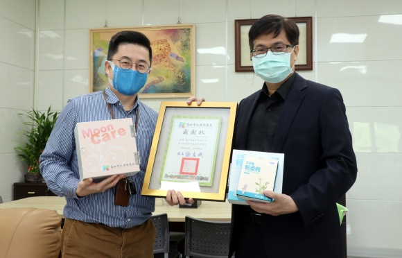 [Taiwan] Donasi berupa pembalut untuk siswi dari keluarga kurang mampu