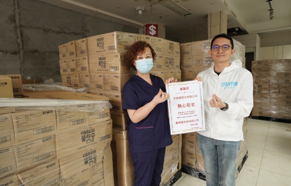 [Hong Kong] Donasi tisu basah ke panti jompo