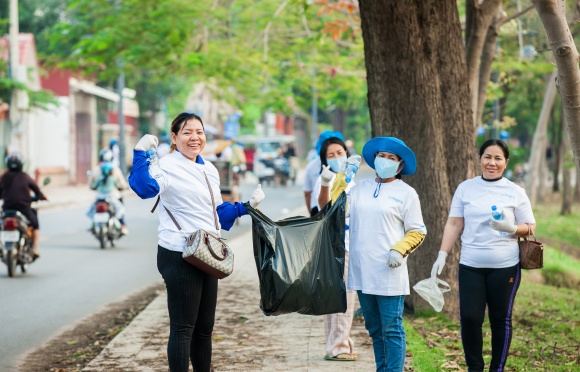 [Kamboja] Aktivitas plogging (mengambil sampah dan kotoran sembari joging)