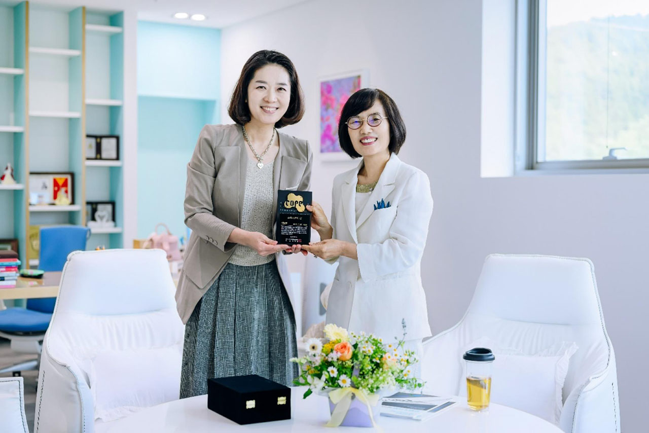 Links) Hyun-Jeong Yoo, Vorsitzende der Koreanische