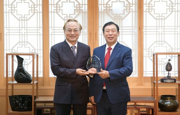 Donated KRW 200 million to purchase a call taxi for the disabled in Sejong City.
