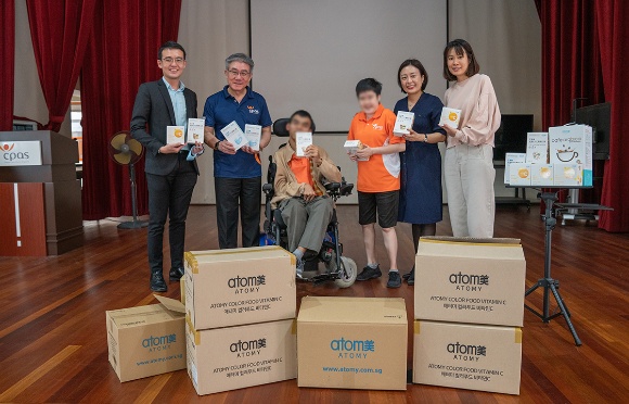 [シンガポール] 脳性麻痺患者保護センターに物品を寄付
